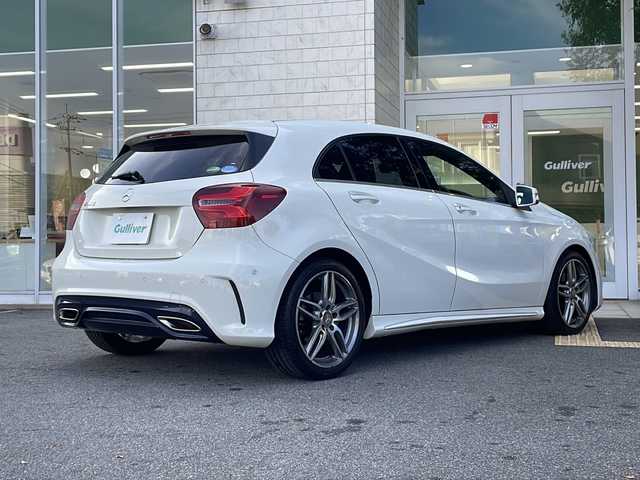 メルセデス・ベンツ Ａ１８０ スポーツ 岡山県 2016(平28)年 3.2万km ポーラホワイト AMGスタイリングパッケージ/・AMGフロントサイドリヤアンダーバンパー/・AMG5ツインスポーク/・本革巻スポーツステアリング/レーダーセーフティパッケージ/・ブラインドスポットアシスト/・ディスタンスパイロットディストロニック/・レーンキーピングアシスト/・PRE‐SAFE/ベーシックパッケージ/・メモリ付きフルオートシート/・ランバーサポート/・クライメートコントロール/・サングラスケース/・後席アームレスト/・アンダーシートボックス/・後席カップホルダー/・シートバックポケット/・トランクスルー機能/・ラゲッジルーム12V電源ソケット/・リバース機能付きドアミラー/MercedesBenzロゴ入りブレーキキャリパー/ダイヤモンドグリル/HDDナビ/フルセグTV　DVD CD SD Bluetooth/バックカメラ/シートヒーター/パークトロニック/パーキングパイロット/アクティブボンネット/クリアランスソナー/スペアキー/LEDパフォーマンスヘッドライト/オートライト/レインセンサー/リヤフォグランプ/ARS/アクティブブレーキホールド/ISOFIX/照明ミラーサンバイザー/新車保証書/取扱説明書