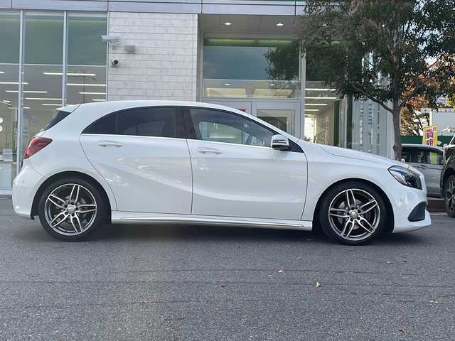 メルセデス・ベンツ Ａ１８０ スポーツ 岡山県 2016(平28)年 3.2万km ポーラホワイト AMGスタイリングパッケージ/・AMGフロントサイドリヤアンダーバンパー/・AMG5ツインスポーク/・本革巻スポーツステアリング/レーダーセーフティパッケージ/・ブラインドスポットアシスト/・ディスタンスパイロットディストロニック/・レーンキーピングアシスト/・PRE‐SAFE/ベーシックパッケージ/・メモリ付きフルオートシート/・ランバーサポート/・クライメートコントロール/・サングラスケース/・後席アームレスト/・アンダーシートボックス/・後席カップホルダー/・シートバックポケット/・トランクスルー機能/・ラゲッジルーム12V電源ソケット/・リバース機能付きドアミラー/MercedesBenzロゴ入りブレーキキャリパー/ダイヤモンドグリル/HDDナビ/フルセグTV　DVD CD SD Bluetooth/バックカメラ/シートヒーター/パークトロニック/パーキングパイロット/アクティブボンネット/クリアランスソナー/スペアキー/LEDパフォーマンスヘッドライト/オートライト/レインセンサー/リヤフォグランプ/ARS/アクティブブレーキホールド/ISOFIX/照明ミラーサンバイザー/新車保証書/取扱説明書