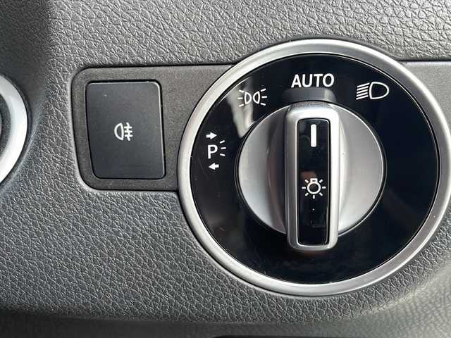 メルセデス・ベンツ Ａ１８０ スポーツ 岡山県 2016(平28)年 3.2万km ポーラホワイト AMGスタイリングパッケージ/・AMGフロントサイドリヤアンダーバンパー/・AMG5ツインスポーク/・本革巻スポーツステアリング/レーダーセーフティパッケージ/・ブラインドスポットアシスト/・ディスタンスパイロットディストロニック/・レーンキーピングアシスト/・PRE‐SAFE/ベーシックパッケージ/・メモリ付きフルオートシート/・ランバーサポート/・クライメートコントロール/・サングラスケース/・後席アームレスト/・アンダーシートボックス/・後席カップホルダー/・シートバックポケット/・トランクスルー機能/・ラゲッジルーム12V電源ソケット/・リバース機能付きドアミラー/MercedesBenzロゴ入りブレーキキャリパー/ダイヤモンドグリル/HDDナビ/フルセグTV　DVD CD SD Bluetooth/バックカメラ/シートヒーター/パークトロニック/パーキングパイロット/アクティブボンネット/クリアランスソナー/スペアキー/LEDパフォーマンスヘッドライト/オートライト/レインセンサー/リヤフォグランプ/ARS/アクティブブレーキホールド/ISOFIX/照明ミラーサンバイザー/新車保証書/取扱説明書