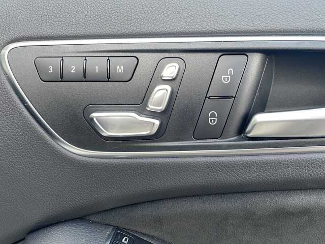 メルセデス・ベンツ Ａ１８０ スポーツ 岡山県 2016(平28)年 3.2万km ポーラホワイト AMGスタイリングパッケージ/・AMGフロントサイドリヤアンダーバンパー/・AMG5ツインスポーク/・本革巻スポーツステアリング/レーダーセーフティパッケージ/・ブラインドスポットアシスト/・ディスタンスパイロットディストロニック/・レーンキーピングアシスト/・PRE‐SAFE/ベーシックパッケージ/・メモリ付きフルオートシート/・ランバーサポート/・クライメートコントロール/・サングラスケース/・後席アームレスト/・アンダーシートボックス/・後席カップホルダー/・シートバックポケット/・トランクスルー機能/・ラゲッジルーム12V電源ソケット/・リバース機能付きドアミラー/MercedesBenzロゴ入りブレーキキャリパー/ダイヤモンドグリル/HDDナビ/フルセグTV　DVD CD SD Bluetooth/バックカメラ/シートヒーター/パークトロニック/パーキングパイロット/アクティブボンネット/クリアランスソナー/スペアキー/LEDパフォーマンスヘッドライト/オートライト/レインセンサー/リヤフォグランプ/ARS/アクティブブレーキホールド/ISOFIX/照明ミラーサンバイザー/新車保証書/取扱説明書