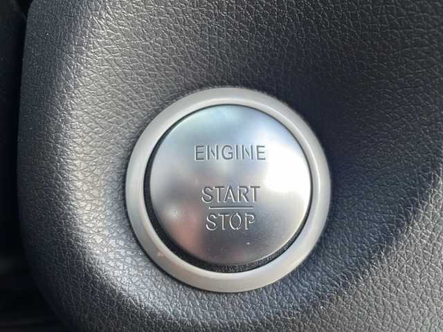 メルセデス・ベンツ Ａ１８０ スポーツ 岡山県 2016(平28)年 3.2万km ポーラホワイト AMGスタイリングパッケージ/・AMGフロントサイドリヤアンダーバンパー/・AMG5ツインスポーク/・本革巻スポーツステアリング/レーダーセーフティパッケージ/・ブラインドスポットアシスト/・ディスタンスパイロットディストロニック/・レーンキーピングアシスト/・PRE‐SAFE/ベーシックパッケージ/・メモリ付きフルオートシート/・ランバーサポート/・クライメートコントロール/・サングラスケース/・後席アームレスト/・アンダーシートボックス/・後席カップホルダー/・シートバックポケット/・トランクスルー機能/・ラゲッジルーム12V電源ソケット/・リバース機能付きドアミラー/MercedesBenzロゴ入りブレーキキャリパー/ダイヤモンドグリル/HDDナビ/フルセグTV　DVD CD SD Bluetooth/バックカメラ/シートヒーター/パークトロニック/パーキングパイロット/アクティブボンネット/クリアランスソナー/スペアキー/LEDパフォーマンスヘッドライト/オートライト/レインセンサー/リヤフォグランプ/ARS/アクティブブレーキホールド/ISOFIX/照明ミラーサンバイザー/新車保証書/取扱説明書