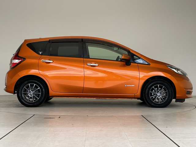 日産 ノート e－パワー X 愛知県 2017(平29)年 4.2万km プレミアムコロナオレンジ 純正ナビ/コーナーセンサー/HIDヘッドライト/オートライト/ドライブレコーダー/ETC/衝突軽減システム/フルセグ/CD DVD/Bluetooth/ステアリングスイッチ/スマートキー/プッシュスタート
