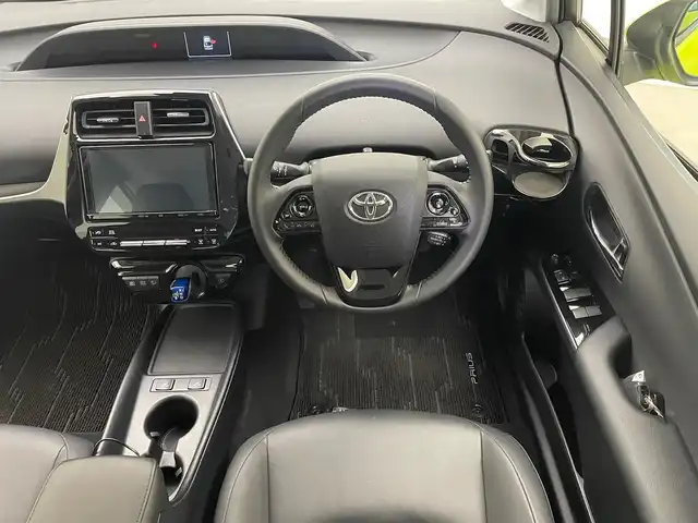 トヨタ プリウス Sツーリングセレクション 兵庫県 2019(平31)年 4.9万km サーモテクトライムグリーン 純正9インチSDナビ/（CD/DVD/MSV/Bluetooth/フルセグTV）/・NSZT-Y68T/バックカメラ/レーダークルーズコントロール/プリクラッシュセーフティー/PKSB/レーンディパーチャーアラート/クリアランスソナー/横滑り防止装置/LKA/カーテンエアバッグ/後方コーナーセンサー/ISOFIX/レザーシート/シートヒーター（D/N席）/ベンチレーション（D/N席）/LEDフォグランプ/LEDヘッドライト/オートライト/オートマチックハイビーム/ビルトインETC/前方ドライブレコーダー/TVキャンセラー/純正17インチアルミホイール/純正フロアマット/ドアバイザー/スマートキー/スペアキー1本/メーカーOPスペアタイヤ