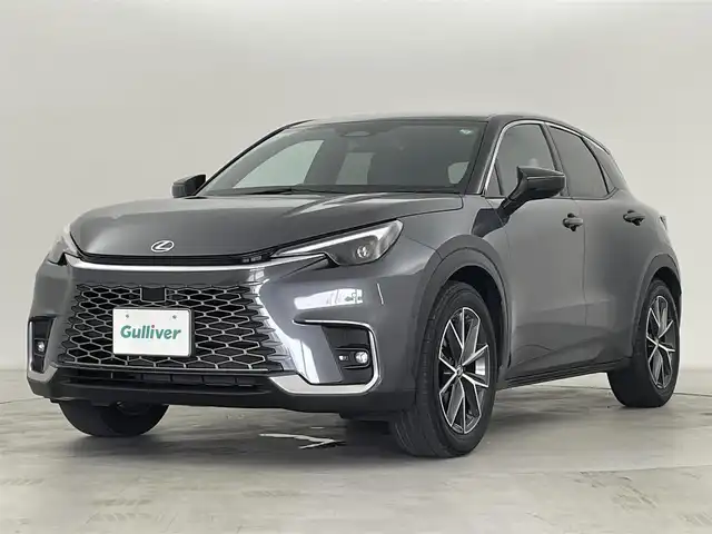 レクサス ＬＢＸ クール 群馬県 2024(令6)年 1万km グレーＭ マークレビンソン プレミアムサラウンドサウンドシステム /Lexus Teammate/・Advanced Drive/・Advanced Park/カラーヘッドアップディスプレイ/おくだけ充電/寒冷地仕様/＝＝＝＝＝/9.8インチディスプレイオーディオ（コネクティッドナビ対応）/・Bluetooth /USB(Type-C)/miracast/フルセグTV/・前後ドライブレコーダー/パノラミックビューモニター/Lexus Safety System ＋/・プリクラッシュセーフティ/・レーンディパーチャーアラート/・レーントレーシングアシスト/・レーダークルーズコントロール（全車速追従機能付）/・アダプティブハイビームシステム/・緊急時操舵支援/＋フロントクロストラフィックアラート＋レーンチェンジアシスト＋ドライバーモニター連携 ・ドライバー異常時対応システム ・ロードサインアシスト・発進遅れ告知機能/ブラインドスポットモニター/ITS Connect/セミアニリン本革×ウルトラスエードシート/（D/N シートヒーター付）/ビルトインETC2.0/本革スアリング（パドルシフト/ステアリングヒーター付）/LEDヘッドライト/オートライト/パワーバックドア（挟み込み防止機能付）