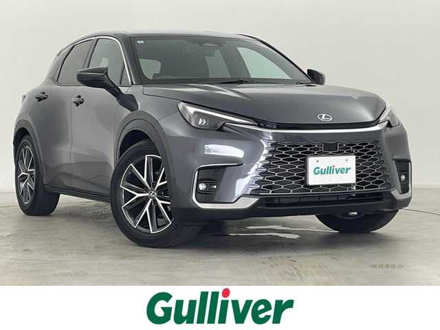 レクサス ＬＢＸ クール 群馬県 2024(令6)年 1万km グレーＭ マークレビンソン プレミアムサラウンドサウンドシステム /Lexus Teammate/・Advanced Drive/・Advanced Park/カラーヘッドアップディスプレイ/おくだけ充電/寒冷地仕様/＝＝＝＝＝/9.8インチディスプレイオーディオ（コネクティッドナビ対応）/・Bluetooth /USB(Type-C)/miracast/フルセグTV/・前後ドライブレコーダー/パノラミックビューモニター/Lexus Safety System ＋/・プリクラッシュセーフティ/・レーンディパーチャーアラート/・レーントレーシングアシスト/・レーダークルーズコントロール（全車速追従機能付）/・アダプティブハイビームシステム/・緊急時操舵支援/＋フロントクロストラフィックアラート＋レーンチェンジアシスト＋ドライバーモニター連携 ・ドライバー異常時対応システム ・ロードサインアシスト・発進遅れ告知機能/ブラインドスポットモニター/ITS Connect/セミアニリン本革×ウルトラスエードシート/（D/N シートヒーター付）/ビルトインETC2.0/本革スアリング（パドルシフト/ステアリングヒーター付）/LEDヘッドライト/オートライト/パワーバックドア（挟み込み防止機能付）