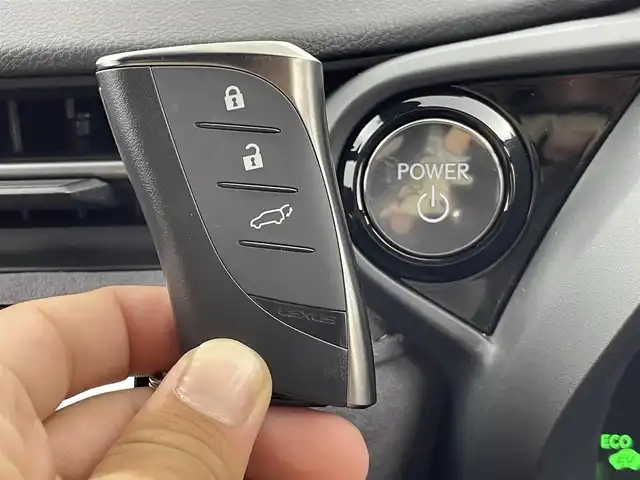 レクサス ＬＢＸ クール 群馬県 2024(令6)年 1万km グレーＭ マークレビンソン プレミアムサラウンドサウンドシステム /Lexus Teammate/・Advanced Drive/・Advanced Park/カラーヘッドアップディスプレイ/おくだけ充電/寒冷地仕様/＝＝＝＝＝/9.8インチディスプレイオーディオ（コネクティッドナビ対応）/・Bluetooth /USB(Type-C)/miracast/フルセグTV/・前後ドライブレコーダー/パノラミックビューモニター/Lexus Safety System ＋/・プリクラッシュセーフティ/・レーンディパーチャーアラート/・レーントレーシングアシスト/・レーダークルーズコントロール（全車速追従機能付）/・アダプティブハイビームシステム/・緊急時操舵支援/＋フロントクロストラフィックアラート＋レーンチェンジアシスト＋ドライバーモニター連携 ・ドライバー異常時対応システム ・ロードサインアシスト・発進遅れ告知機能/ブラインドスポットモニター/ITS Connect/セミアニリン本革×ウルトラスエードシート/（D/N シートヒーター付）/ビルトインETC2.0/本革スアリング（パドルシフト/ステアリングヒーター付）/LEDヘッドライト/オートライト/パワーバックドア（挟み込み防止機能付）