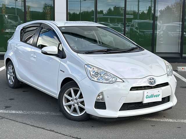 トヨタ アクア G 道東・釧路十勝 2012(平24)年 7.1万km ライムホワイトパールクリスタルシャイン ・社外液晶オーディオ/(BT.FM/AM)/・バックカメラ/・ETC/・スマートキー/・プッシュスタート/・前席シートヒーター/・社外エンジンスターター/・本革巻きステアリング/・オートエアコン/・電格ミラー/・純正フロアマット/・ドアバイザー/・LEDヘッドライト/・コーナーセンサー