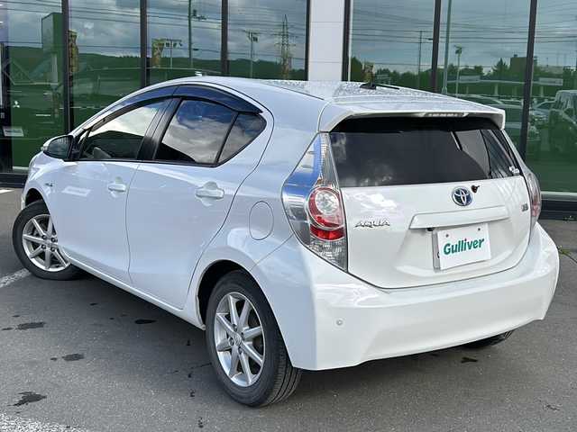 トヨタ アクア G 道東・釧路十勝 2012(平24)年 7.1万km ライムホワイトパールクリスタルシャイン ・社外液晶オーディオ/(BT.FM/AM)/・バックカメラ/・ETC/・スマートキー/・プッシュスタート/・前席シートヒーター/・社外エンジンスターター/・本革巻きステアリング/・オートエアコン/・電格ミラー/・純正フロアマット/・ドアバイザー/・LEDヘッドライト/・コーナーセンサー