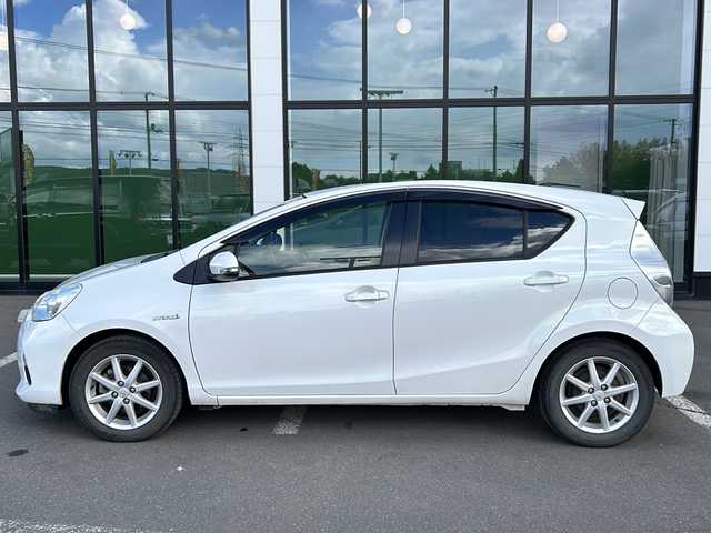 トヨタ アクア G 道東・釧路十勝 2012(平24)年 7.1万km ライムホワイトパールクリスタルシャイン ・社外液晶オーディオ/(BT.FM/AM)/・バックカメラ/・ETC/・スマートキー/・プッシュスタート/・前席シートヒーター/・社外エンジンスターター/・本革巻きステアリング/・オートエアコン/・電格ミラー/・純正フロアマット/・ドアバイザー/・LEDヘッドライト/・コーナーセンサー