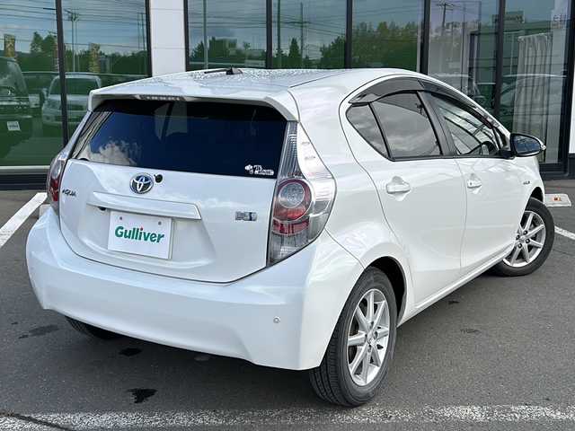 トヨタ アクア G 道東・釧路十勝 2012(平24)年 7.1万km ライムホワイトパールクリスタルシャイン ・社外液晶オーディオ/(BT.FM/AM)/・バックカメラ/・ETC/・スマートキー/・プッシュスタート/・前席シートヒーター/・社外エンジンスターター/・本革巻きステアリング/・オートエアコン/・電格ミラー/・純正フロアマット/・ドアバイザー/・LEDヘッドライト/・コーナーセンサー