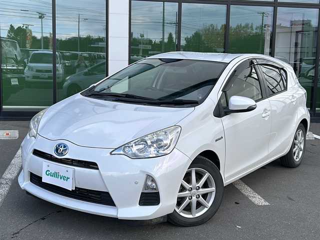 トヨタ アクア G 道東・釧路十勝 2012(平24)年 7.1万km ライムホワイトパールクリスタルシャイン ・社外液晶オーディオ/(BT.FM/AM)/・バックカメラ/・ETC/・スマートキー/・プッシュスタート/・前席シートヒーター/・社外エンジンスターター/・本革巻きステアリング/・オートエアコン/・電格ミラー/・純正フロアマット/・ドアバイザー/・LEDヘッドライト/・コーナーセンサー