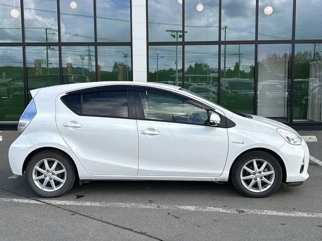 トヨタ アクア G 道東・釧路十勝 2012(平24)年 7.1万km ライムホワイトパールクリスタルシャイン ・社外液晶オーディオ/(BT.FM/AM)/・バックカメラ/・ETC/・スマートキー/・プッシュスタート/・前席シートヒーター/・社外エンジンスターター/・本革巻きステアリング/・オートエアコン/・電格ミラー/・純正フロアマット/・ドアバイザー/・LEDヘッドライト/・コーナーセンサー