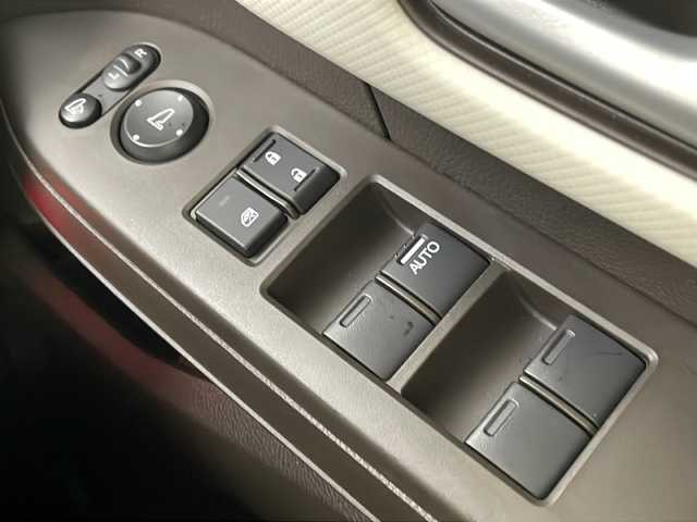 ホンダ Ｎ ＢＯＸ L 栃木県 2023(令5)年 0.4万km ルナシルバーM ホンダセンシング/・衝突軽減ブレーキ/・誤発進抑制機能/・アダプティブクルーズコントロール/・車線維持支援システム/・路外逸脱抑制機能/・先行車発進お知らせ機能/・標識認識機能/・オートハイビーム/純正9インチナビ/(CD/DVD/AM/FM/TV/BT)/オートエアコン/シートヒーター/USB端子入力/電子サイドブレーキ/ブレーキホールド/コーナーセンサー/両側パワースライドドア/禁煙車/バックカメラ/スマートキー/サイドバイザー/LEDヘッドライト/純正ドライブレコーダー