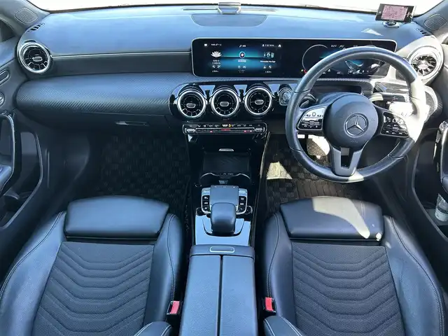 メルセデス・ベンツ Ａ１８０ スタイル 岡山県 2018(平30)年 6万km ポーラホワイト 登録時走行距離59297km/純正12.3インチナビ/フルセグTV(AM.FM.TV.BT)/バックカメラ/ETC2.0/ブラインドスポットモニター/ドライブレコーダー/シートヒーター/クリアランスソナー/衝突軽減ブレーキ/横滑り防止装置/クルーズコントロール(追従走行あり)/車線逸脱警報（レーンキープアシスト）/オートライト/アイドリングストップ/16インチ純正AW/純正フロアマット/ハーフレザーシート/D+N席パワーシート/スペアキー