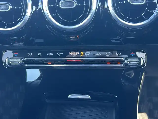 メルセデス・ベンツ Ａ１８０ スタイル 岡山県 2018(平30)年 6万km ポーラホワイト 登録時走行距離59297km/純正12.3インチナビ/フルセグTV(AM.FM.TV.BT)/バックカメラ/ETC2.0/ブラインドスポットモニター/ドライブレコーダー/シートヒーター/クリアランスソナー/衝突軽減ブレーキ/横滑り防止装置/クルーズコントロール(追従走行あり)/車線逸脱警報（レーンキープアシスト）/オートライト/アイドリングストップ/16インチ純正AW/純正フロアマット/ハーフレザーシート/D+N席パワーシート/スペアキー