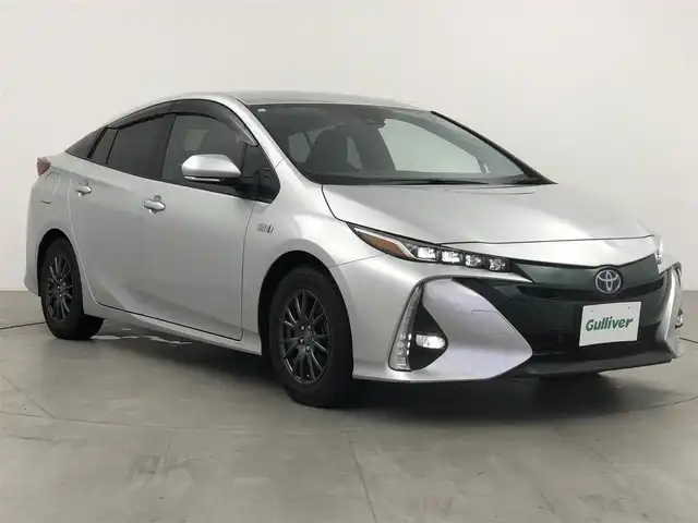 トヨタ プリウス ＰＨＶ S 愛知県 2017(平29)年 2.7万km シルバーM ・トヨタセーフティセンス/・純正SDナビ/　Bluetooth/フルセグTV/CD/DVD/AM/FM/・PHEV/・プッシュスタート/・クルーズコントロール/　 追跡機能あり/・ウィンカーミラー/・バックカメラ/・ETC/・電動格納ミラー/・前席シートヒーター/・オートライト/・オートハイビーム/・LEDライト/・純正フロアマット/・アルミホイール/・スペアキー１本