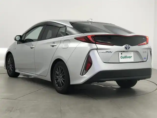 トヨタ プリウス ＰＨＶ S 愛知県 2017(平29)年 2.7万km シルバーM ・トヨタセーフティセンス/・純正SDナビ/　Bluetooth/フルセグTV/CD/DVD/AM/FM/・PHEV/・プッシュスタート/・クルーズコントロール/　 追跡機能あり/・ウィンカーミラー/・バックカメラ/・ETC/・電動格納ミラー/・前席シートヒーター/・オートライト/・オートハイビーム/・LEDライト/・純正フロアマット/・アルミホイール/・スペアキー１本
