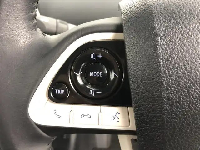 トヨタ プリウス ＰＨＶ S 愛知県 2017(平29)年 2.7万km シルバーM ・トヨタセーフティセンス/・純正SDナビ/　Bluetooth/フルセグTV/CD/DVD/AM/FM/・PHEV/・プッシュスタート/・クルーズコントロール/　 追跡機能あり/・ウィンカーミラー/・バックカメラ/・ETC/・電動格納ミラー/・前席シートヒーター/・オートライト/・オートハイビーム/・LEDライト/・純正フロアマット/・アルミホイール/・スペアキー１本