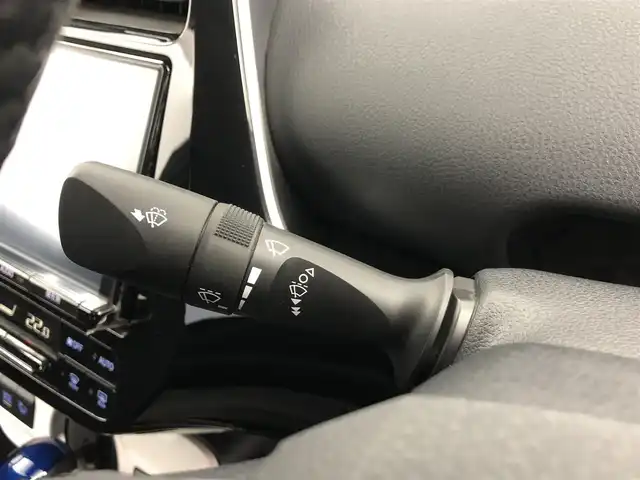 トヨタ プリウス ＰＨＶ S 愛知県 2017(平29)年 2.7万km シルバーM ・トヨタセーフティセンス/・純正SDナビ/　Bluetooth/フルセグTV/CD/DVD/AM/FM/・PHEV/・プッシュスタート/・クルーズコントロール/　 追跡機能あり/・ウィンカーミラー/・バックカメラ/・ETC/・電動格納ミラー/・前席シートヒーター/・オートライト/・オートハイビーム/・LEDライト/・純正フロアマット/・アルミホイール/・スペアキー１本
