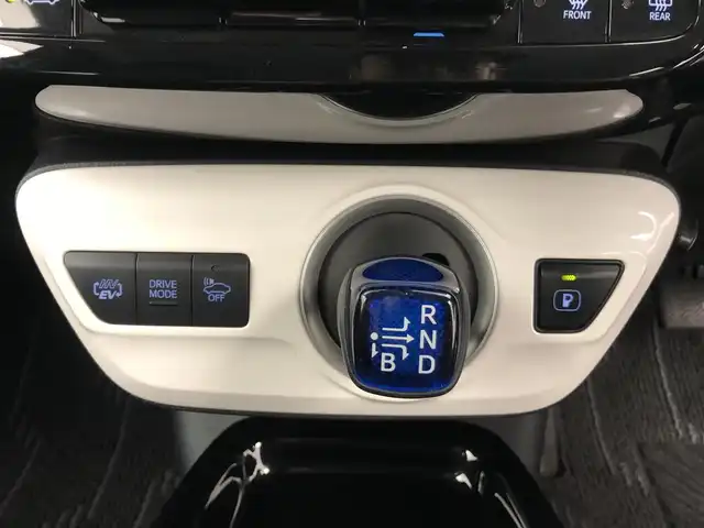 トヨタ プリウス ＰＨＶ S 愛知県 2017(平29)年 2.7万km シルバーM ・トヨタセーフティセンス/・純正SDナビ/　Bluetooth/フルセグTV/CD/DVD/AM/FM/・PHEV/・プッシュスタート/・クルーズコントロール/　 追跡機能あり/・ウィンカーミラー/・バックカメラ/・ETC/・電動格納ミラー/・前席シートヒーター/・オートライト/・オートハイビーム/・LEDライト/・純正フロアマット/・アルミホイール/・スペアキー１本