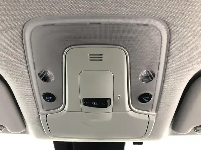 トヨタ プリウス ＰＨＶ S 愛知県 2017(平29)年 2.7万km シルバーM ・トヨタセーフティセンス/・純正SDナビ/　Bluetooth/フルセグTV/CD/DVD/AM/FM/・PHEV/・プッシュスタート/・クルーズコントロール/　 追跡機能あり/・ウィンカーミラー/・バックカメラ/・ETC/・電動格納ミラー/・前席シートヒーター/・オートライト/・オートハイビーム/・LEDライト/・純正フロアマット/・アルミホイール/・スペアキー１本