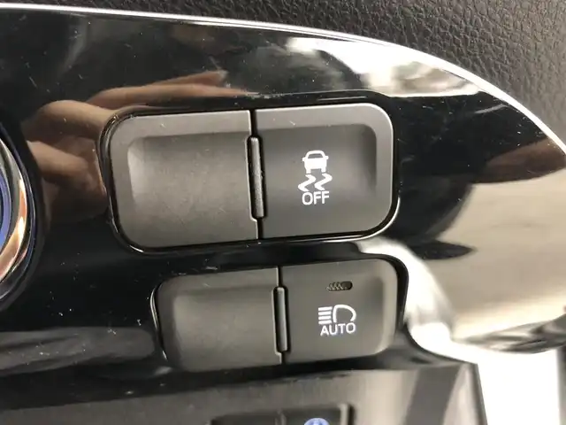 トヨタ プリウス ＰＨＶ S 愛知県 2017(平29)年 2.7万km シルバーM ・トヨタセーフティセンス/・純正SDナビ/　Bluetooth/フルセグTV/CD/DVD/AM/FM/・PHEV/・プッシュスタート/・クルーズコントロール/　 追跡機能あり/・ウィンカーミラー/・バックカメラ/・ETC/・電動格納ミラー/・前席シートヒーター/・オートライト/・オートハイビーム/・LEDライト/・純正フロアマット/・アルミホイール/・スペアキー１本