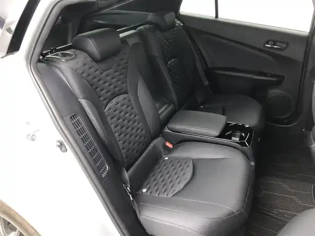 トヨタ プリウス ＰＨＶ S 愛知県 2017(平29)年 2.7万km シルバーM ・トヨタセーフティセンス/・純正SDナビ/　Bluetooth/フルセグTV/CD/DVD/AM/FM/・PHEV/・プッシュスタート/・クルーズコントロール/　 追跡機能あり/・ウィンカーミラー/・バックカメラ/・ETC/・電動格納ミラー/・前席シートヒーター/・オートライト/・オートハイビーム/・LEDライト/・純正フロアマット/・アルミホイール/・スペアキー１本