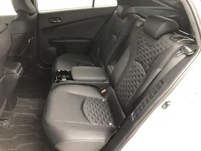 トヨタ プリウス ＰＨＶ S 愛知県 2017(平29)年 2.7万km シルバーM ・トヨタセーフティセンス/・純正SDナビ/　Bluetooth/フルセグTV/CD/DVD/AM/FM/・PHEV/・プッシュスタート/・クルーズコントロール/　 追跡機能あり/・ウィンカーミラー/・バックカメラ/・ETC/・電動格納ミラー/・前席シートヒーター/・オートライト/・オートハイビーム/・LEDライト/・純正フロアマット/・アルミホイール/・スペアキー１本