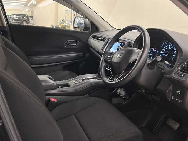 ホンダ ヴェゼル G 道央・札幌 2014(平26)年 4万km クリスタルブラックパール /4WD//純正ナビ/CD/DVD/USB/BT/HDMI/ワンセグ//バックカメラ//純正16インチホイール//アイドリングストップ//ビルトインETC//フォグランプ//プッシュスタートキー//ミラーヒーター//フロントワイパーデアイサー//純正フロアマット//ドアバイザー//純正ホイール付き冬タイヤ積込//保証書//取説