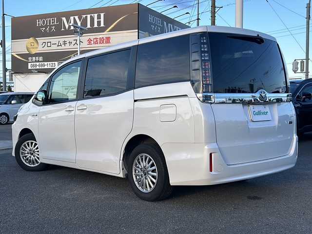 トヨタ ヴォクシー ハイブリッド X 徳島県 2016(平28)年 8.2万km ホワイトパールクリスタルシャイン 純正T-Connect7インチナビ/（Bluetooth/フルセグTV/CD/DVD/AM/FM）/後席ALPINEモニター/バックカメラ/両側パワスラ/デュアルエアコン/LEDヘッドライト/オートハイビーム/ロールサンシェード/PCS/LDA/ビルトインETC/スペアキー