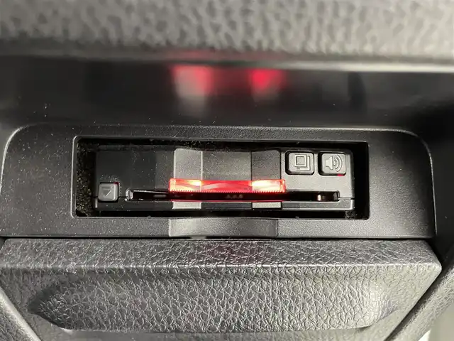 トヨタ ヴォクシー ZS 煌 滋賀県 2016(平28)年 8万km ホワイトパールクリスタルシャイン 社外エアロ（NOBLESSE）/社外１８AW（共豊）/社外メモリーナビ/【CD/DVD/USB/Bluetooth/フルセグ】/フリップダウンモニター/LEDヘッドライト/両側パワースライドドア/バックカメラ/スマートキー/ETC/オートハイビーム/レーンキープアシスト