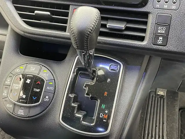 トヨタ ヴォクシー ZS 煌 滋賀県 2016(平28)年 8万km ホワイトパールクリスタルシャイン 社外エアロ（NOBLESSE）/社外１８AW（共豊）/社外メモリーナビ/【CD/DVD/USB/Bluetooth/フルセグ】/フリップダウンモニター/LEDヘッドライト/両側パワースライドドア/バックカメラ/スマートキー/ETC/オートハイビーム/レーンキープアシスト