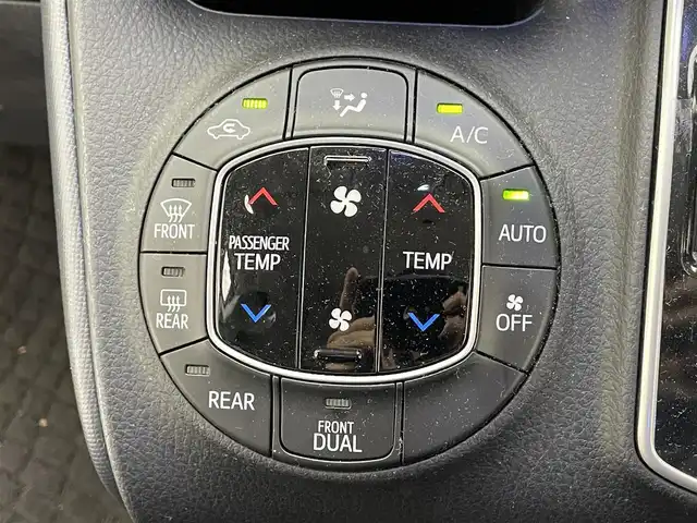 トヨタ ヴォクシー ZS 煌 滋賀県 2016(平28)年 8万km ホワイトパールクリスタルシャイン 社外エアロ（NOBLESSE）/社外１８AW（共豊）/社外メモリーナビ/【CD/DVD/USB/Bluetooth/フルセグ】/フリップダウンモニター/LEDヘッドライト/両側パワースライドドア/バックカメラ/スマートキー/ETC/オートハイビーム/レーンキープアシスト