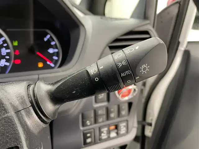 トヨタ ヴォクシー ZS 煌 滋賀県 2016(平28)年 8万km ホワイトパールクリスタルシャイン 社外エアロ（NOBLESSE）/社外１８AW（共豊）/社外メモリーナビ/【CD/DVD/USB/Bluetooth/フルセグ】/フリップダウンモニター/LEDヘッドライト/両側パワースライドドア/バックカメラ/スマートキー/ETC/オートハイビーム/レーンキープアシスト