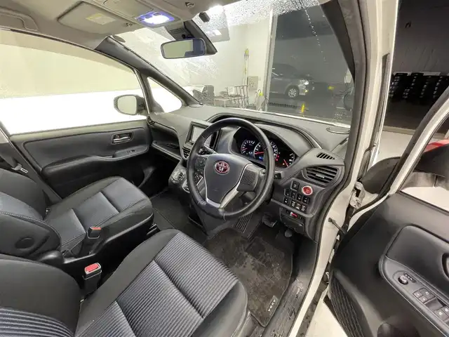 トヨタ ヴォクシー ZS 煌 滋賀県 2016(平28)年 8万km ホワイトパールクリスタルシャイン 社外エアロ（NOBLESSE）/社外１８AW（共豊）/社外メモリーナビ/【CD/DVD/USB/Bluetooth/フルセグ】/フリップダウンモニター/LEDヘッドライト/両側パワースライドドア/バックカメラ/スマートキー/ETC/オートハイビーム/レーンキープアシスト