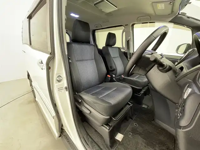 トヨタ ヴォクシー ZS 煌 滋賀県 2016(平28)年 8万km ホワイトパールクリスタルシャイン 社外エアロ（NOBLESSE）/社外１８AW（共豊）/社外メモリーナビ/【CD/DVD/USB/Bluetooth/フルセグ】/フリップダウンモニター/LEDヘッドライト/両側パワースライドドア/バックカメラ/スマートキー/ETC/オートハイビーム/レーンキープアシスト