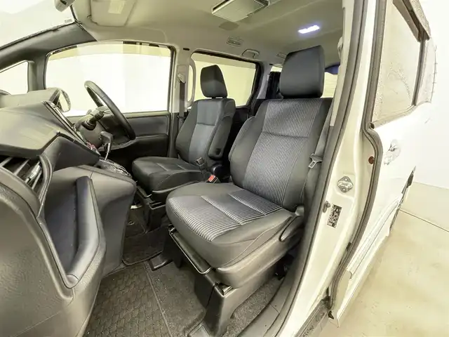 トヨタ ヴォクシー ZS 煌 滋賀県 2016(平28)年 8万km ホワイトパールクリスタルシャイン 社外エアロ（NOBLESSE）/社外１８AW（共豊）/社外メモリーナビ/【CD/DVD/USB/Bluetooth/フルセグ】/フリップダウンモニター/LEDヘッドライト/両側パワースライドドア/バックカメラ/スマートキー/ETC/オートハイビーム/レーンキープアシスト