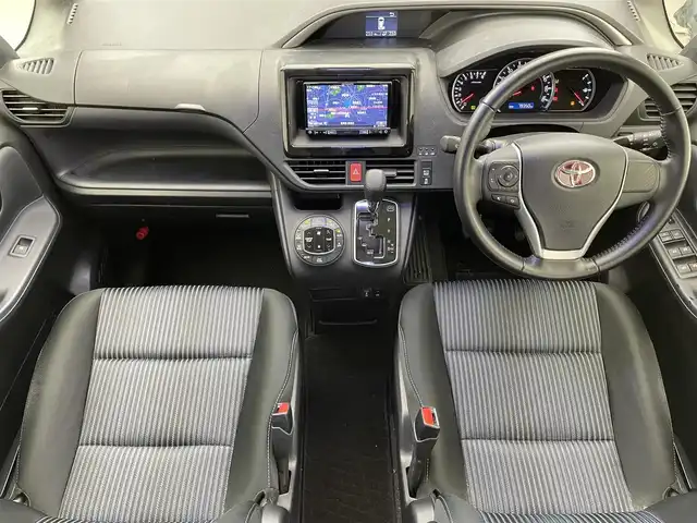 トヨタ ヴォクシー ZS 煌 滋賀県 2016(平28)年 8万km ホワイトパールクリスタルシャイン 社外エアロ（NOBLESSE）/社外１８AW（共豊）/社外メモリーナビ/【CD/DVD/USB/Bluetooth/フルセグ】/フリップダウンモニター/LEDヘッドライト/両側パワースライドドア/バックカメラ/スマートキー/ETC/オートハイビーム/レーンキープアシスト