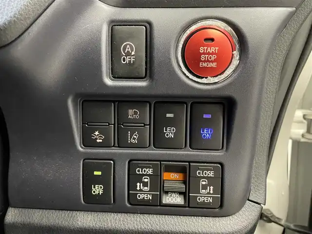 トヨタ ヴォクシー ZS 煌 滋賀県 2016(平28)年 8万km ホワイトパールクリスタルシャイン 社外エアロ（NOBLESSE）/社外１８AW（共豊）/社外メモリーナビ/【CD/DVD/USB/Bluetooth/フルセグ】/フリップダウンモニター/LEDヘッドライト/両側パワースライドドア/バックカメラ/スマートキー/ETC/オートハイビーム/レーンキープアシスト