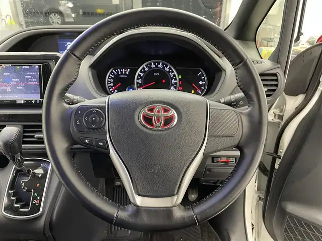 トヨタ ヴォクシー ZS 煌 滋賀県 2016(平28)年 8万km ホワイトパールクリスタルシャイン 社外エアロ（NOBLESSE）/社外１８AW（共豊）/社外メモリーナビ/【CD/DVD/USB/Bluetooth/フルセグ】/フリップダウンモニター/LEDヘッドライト/両側パワースライドドア/バックカメラ/スマートキー/ETC/オートハイビーム/レーンキープアシスト