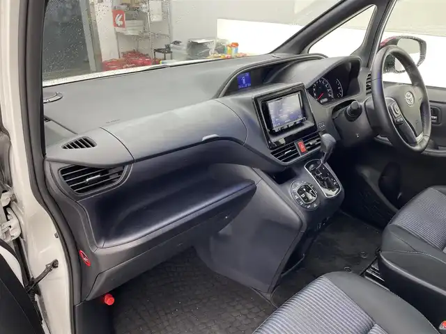 トヨタ ヴォクシー ZS 煌 滋賀県 2016(平28)年 8万km ホワイトパールクリスタルシャイン 社外エアロ（NOBLESSE）/社外１８AW（共豊）/社外メモリーナビ/【CD/DVD/USB/Bluetooth/フルセグ】/フリップダウンモニター/LEDヘッドライト/両側パワースライドドア/バックカメラ/スマートキー/ETC/オートハイビーム/レーンキープアシスト