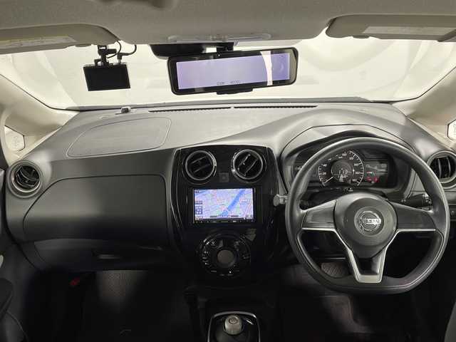 日産 ノート e－パワー X 広島県 2018(平30)年 5.5万km ホワイト 社外ナビ　/アラウンドビューモニター　/デジタルルームミラー　/オートハイビーム　/レーンキープアシスト　/オートライト　/衝突軽減　/コーナーセンサー　/スマートキー　/Bluetooth　/ドライブレコーダー　/ETC/純正１４インチホイールキャップ(185/70/R14)/エアバック（運転席/助手席）