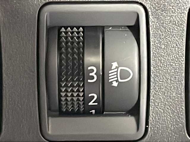 日産 ノート e－パワー X 広島県 2018(平30)年 5.5万km ホワイト 社外ナビ　/アラウンドビューモニター　/デジタルルームミラー　/オートハイビーム　/レーンキープアシスト　/オートライト　/衝突軽減　/コーナーセンサー　/スマートキー　/Bluetooth　/ドライブレコーダー　/ETC/純正１４インチホイールキャップ(185/70/R14)/エアバック（運転席/助手席）