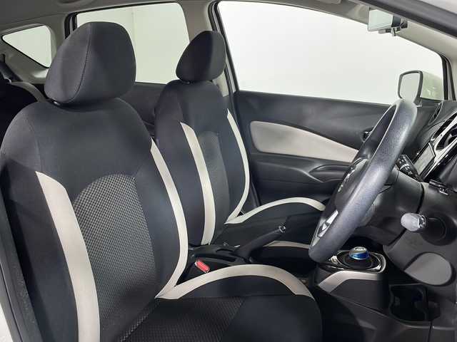 日産 ノート e－パワー X 広島県 2018(平30)年 5.5万km ホワイト 社外ナビ　/アラウンドビューモニター　/デジタルルームミラー　/オートハイビーム　/レーンキープアシスト　/オートライト　/衝突軽減　/コーナーセンサー　/スマートキー　/Bluetooth　/ドライブレコーダー　/ETC/純正１４インチホイールキャップ(185/70/R14)/エアバック（運転席/助手席）