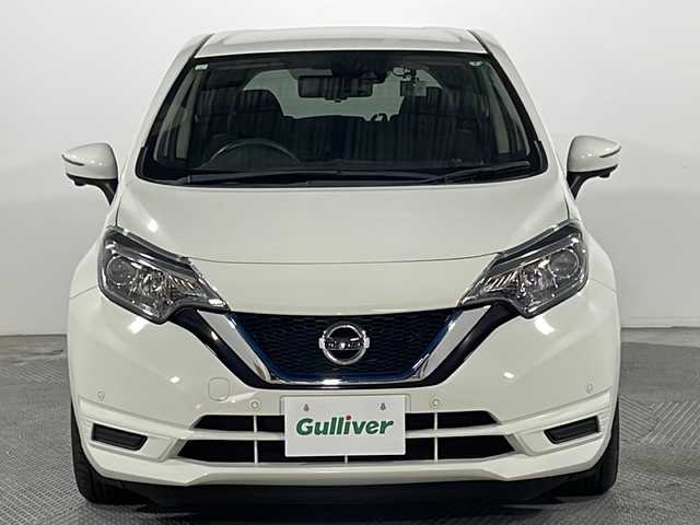 日産 ノート e－パワー X 広島県 2018(平30)年 5.5万km ホワイト 社外ナビ　/アラウンドビューモニター　/デジタルルームミラー　/オートハイビーム　/レーンキープアシスト　/オートライト　/衝突軽減　/コーナーセンサー　/スマートキー　/Bluetooth　/ドライブレコーダー　/ETC/純正１４インチホイールキャップ(185/70/R14)/エアバック（運転席/助手席）
