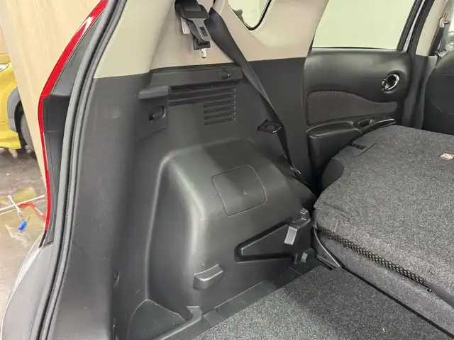 日産 ノート e－パワー メダリスト 三重県 2016(平28)年 4.7万km ダークメタルグレー e-POWER/FF/フロアCVT/純正 7インチナビ MM316D-W/（FM/AM/CD/DVD/MUSIC STOCKER/フルセグTV/SD/USB/iPod/Bluetooth/VTR/AUX）/【OP】アラウンドビューモニター（移動物検知機能付）*/【OP】ドライブレコーダー 前方/ETC/安全/・エマージェンシーブレーキ/・LDW：車線逸脱警報/・【OP】フロント・バックソナー/・【OP】踏み間違い衝突防止アシスト/・VDC（ビークルダイナミクスコントロール）/・運転席・助手席エアバッグ/など/装備/・【OP】スマートルームミラー（デジタルインナーミラー）/・ハーフレザーシート/・オートエアコン/・プッシュスタート/・オートライト/・LEDヘッドライト/・フロントフォグライト/・【OP】ナビ取付パッケージ（ステアリングスイッチ）/・【OP】ヒーター付ドアミラー/・【OP】純正15inAW/・車両接近通報装置/・電制シフト/・電動パワーステアリング/・全ドアパワーウインドウ/・インテリジェントキーx2/・保/取/など