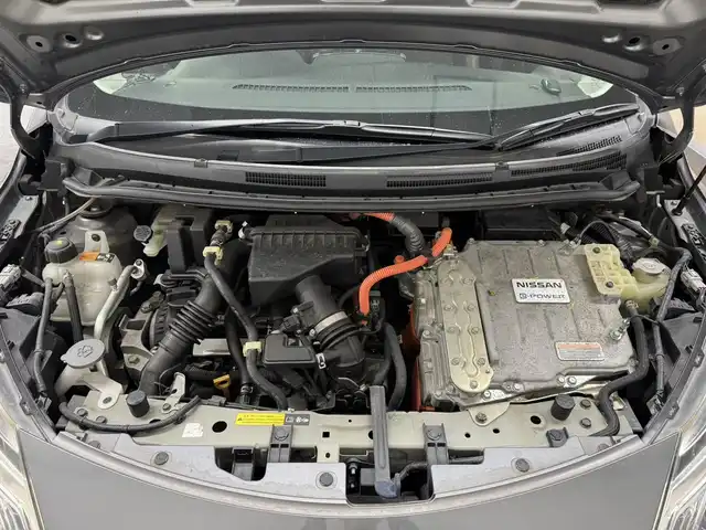 日産 ノート e－パワー メダリスト 三重県 2016(平28)年 4.7万km ダークメタルグレー e-POWER/FF/フロアCVT/純正 7インチナビ MM316D-W/（FM/AM/CD/DVD/MUSIC STOCKER/フルセグTV/SD/USB/iPod/Bluetooth/VTR/AUX）/【OP】アラウンドビューモニター（移動物検知機能付）*/【OP】ドライブレコーダー 前方/ETC/安全/・エマージェンシーブレーキ/・LDW：車線逸脱警報/・【OP】フロント・バックソナー/・【OP】踏み間違い衝突防止アシスト/・VDC（ビークルダイナミクスコントロール）/・運転席・助手席エアバッグ/など/装備/・【OP】スマートルームミラー（デジタルインナーミラー）/・ハーフレザーシート/・オートエアコン/・プッシュスタート/・オートライト/・LEDヘッドライト/・フロントフォグライト/・【OP】ナビ取付パッケージ（ステアリングスイッチ）/・【OP】ヒーター付ドアミラー/・【OP】純正15inAW/・車両接近通報装置/・電制シフト/・電動パワーステアリング/・全ドアパワーウインドウ/・インテリジェントキーx2/・保/取/など