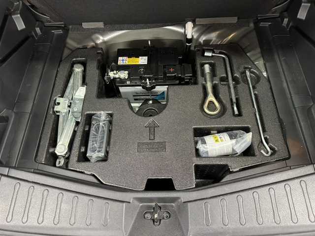 日産 ノート e－パワー メダリスト 三重県 2016(平28)年 4.7万km ダークメタルグレー e-POWER/FF/フロアCVT/純正 7インチナビ MM316D-W/（FM/AM/CD/DVD/MUSIC STOCKER/フルセグTV/SD/USB/iPod/Bluetooth/VTR/AUX）/【OP】アラウンドビューモニター（移動物検知機能付）*/【OP】ドライブレコーダー 前方/ETC/安全/・エマージェンシーブレーキ/・LDW：車線逸脱警報/・【OP】フロント・バックソナー/・【OP】踏み間違い衝突防止アシスト/・VDC（ビークルダイナミクスコントロール）/・運転席・助手席エアバッグ/など/装備/・【OP】スマートルームミラー（デジタルインナーミラー）/・ハーフレザーシート/・オートエアコン/・プッシュスタート/・オートライト/・LEDヘッドライト/・フロントフォグライト/・【OP】ナビ取付パッケージ（ステアリングスイッチ）/・【OP】ヒーター付ドアミラー/・【OP】純正15inAW/・車両接近通報装置/・電制シフト/・電動パワーステアリング/・全ドアパワーウインドウ/・インテリジェントキーx2/・保/取/など