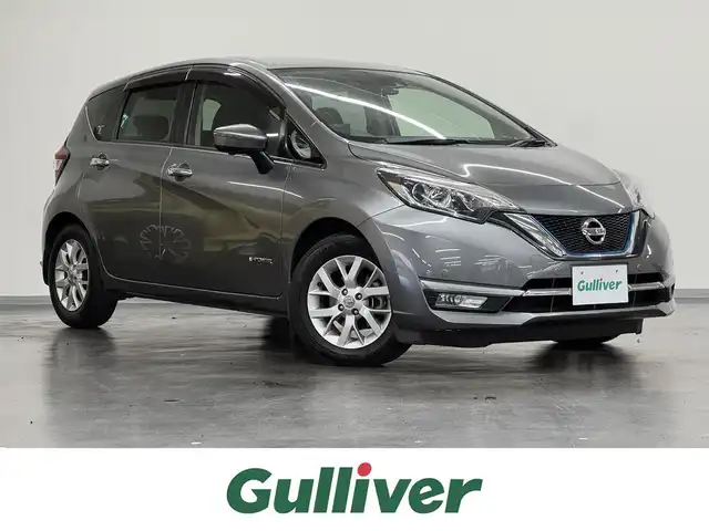 日産 ノート e－パワー メダリスト 三重県 2016(平28)年 4.7万km ダークメタルグレー e-POWER/FF/フロアCVT/純正 7インチナビ MM316D-W/（FM/AM/CD/DVD/MUSIC STOCKER/フルセグTV/SD/USB/iPod/Bluetooth/VTR/AUX）/【OP】アラウンドビューモニター（移動物検知機能付）*/【OP】ドライブレコーダー 前方/ETC/安全/・エマージェンシーブレーキ/・LDW：車線逸脱警報/・【OP】フロント・バックソナー/・【OP】踏み間違い衝突防止アシスト/・VDC（ビークルダイナミクスコントロール）/・運転席・助手席エアバッグ/など/装備/・【OP】スマートルームミラー（デジタルインナーミラー）/・ハーフレザーシート/・オートエアコン/・プッシュスタート/・オートライト/・LEDヘッドライト/・フロントフォグライト/・【OP】ナビ取付パッケージ（ステアリングスイッチ）/・【OP】ヒーター付ドアミラー/・【OP】純正15inAW/・車両接近通報装置/・電制シフト/・電動パワーステアリング/・全ドアパワーウインドウ/・インテリジェントキーx2/・保/取/など