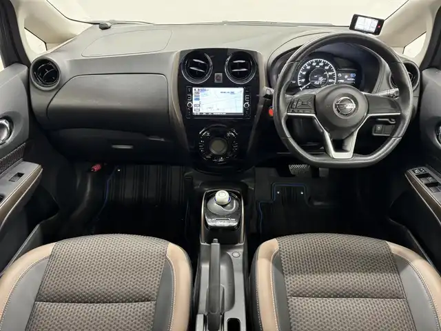 日産 ノート e－パワー メダリスト 三重県 2016(平28)年 4.7万km ダークメタルグレー e-POWER/FF/フロアCVT/純正 7インチナビ MM316D-W/（FM/AM/CD/DVD/MUSIC STOCKER/フルセグTV/SD/USB/iPod/Bluetooth/VTR/AUX）/【OP】アラウンドビューモニター（移動物検知機能付）*/【OP】ドライブレコーダー 前方/ETC/安全/・エマージェンシーブレーキ/・LDW：車線逸脱警報/・【OP】フロント・バックソナー/・【OP】踏み間違い衝突防止アシスト/・VDC（ビークルダイナミクスコントロール）/・運転席・助手席エアバッグ/など/装備/・【OP】スマートルームミラー（デジタルインナーミラー）/・ハーフレザーシート/・オートエアコン/・プッシュスタート/・オートライト/・LEDヘッドライト/・フロントフォグライト/・【OP】ナビ取付パッケージ（ステアリングスイッチ）/・【OP】ヒーター付ドアミラー/・【OP】純正15inAW/・車両接近通報装置/・電制シフト/・電動パワーステアリング/・全ドアパワーウインドウ/・インテリジェントキーx2/・保/取/など